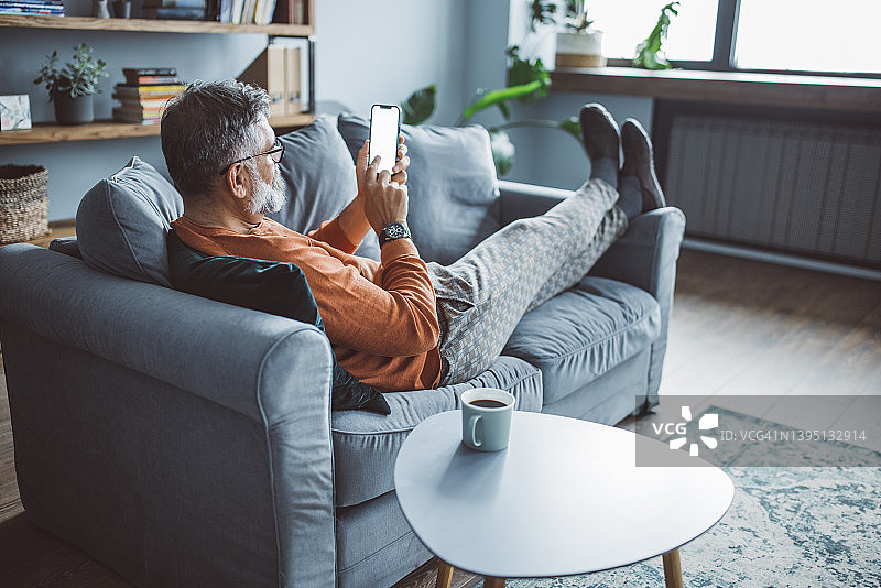 中年男人在家休息图片素材