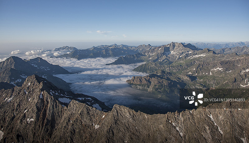 山谷中的晨雾图片素材