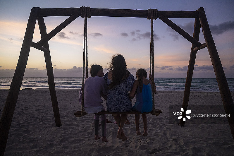 在海滩度假的家庭图片素材