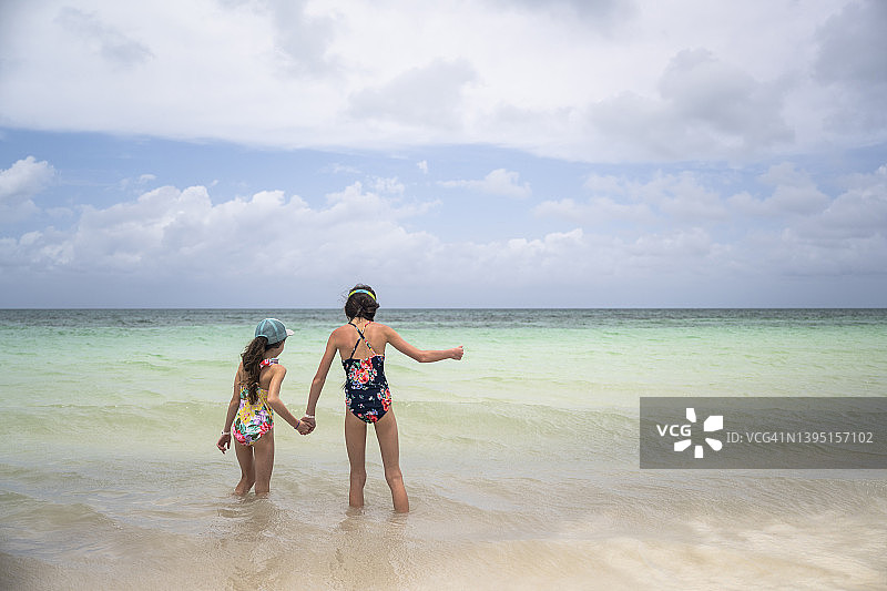 孩子们在热带加勒比海度假图片素材