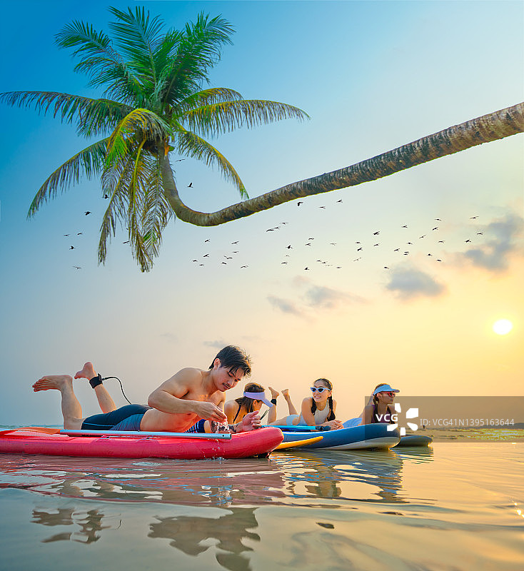 一起在海上运动图片素材