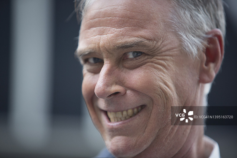 看起来很开心的中年男人图片素材