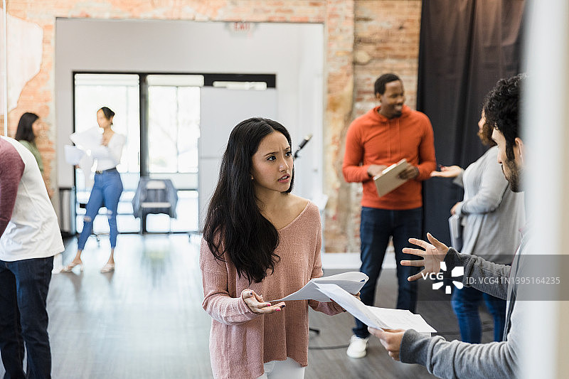 年轻男女排练场景，其他人在讨论剧本图片素材