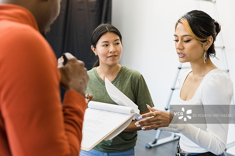 多民族团体讨论剧本图片素材