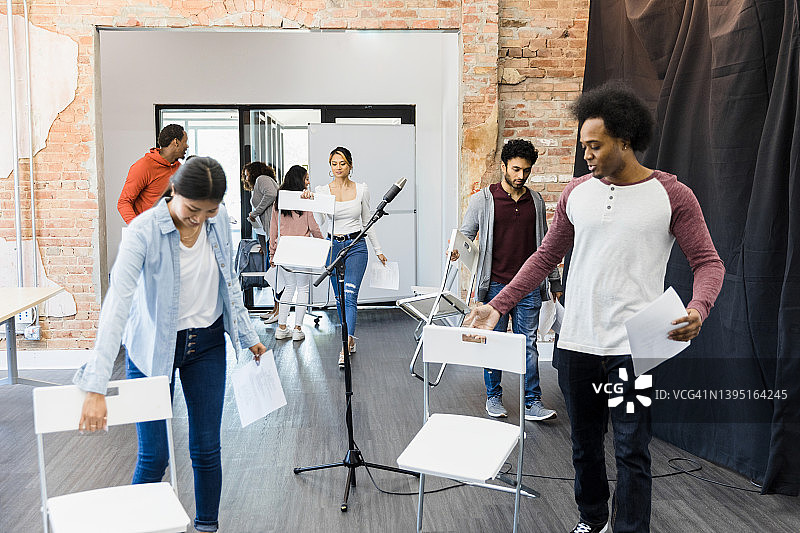 人们搬运椅子准备开会图片素材