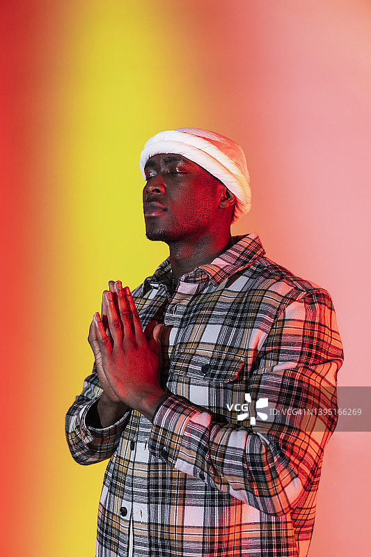 祈祷姿势图片素材