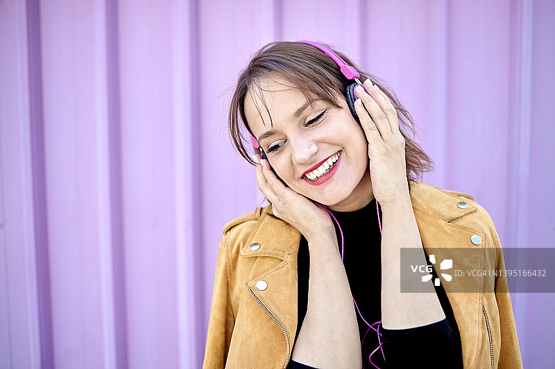 笑容满面的白人妇女肖像图片素材