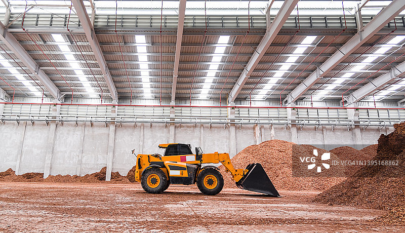 木材削片机工厂作业的轮式装载卡车图片素材