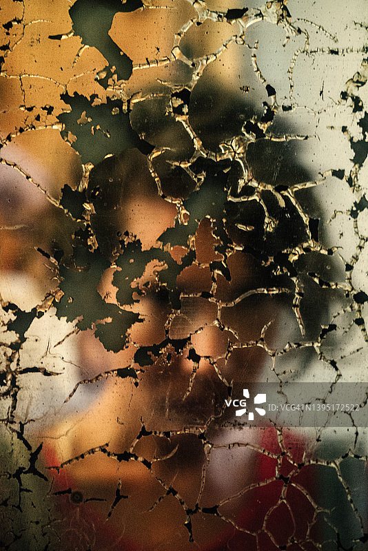 女人在破损镜子中的倒影图片素材