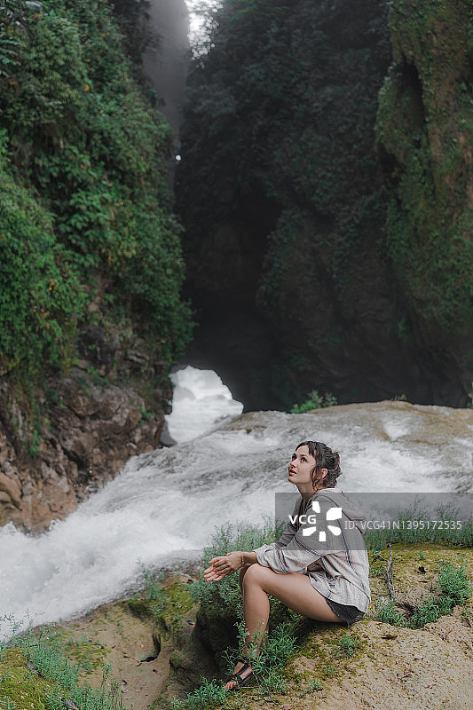 墨西哥恰帕斯拉斯努瓦斯瀑布附近的女人图片素材