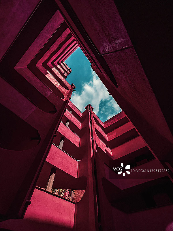 从下方看到的具有不同层次和令人惊叹设计的红色建筑图片素材