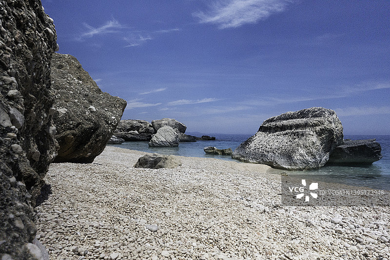 撒丁岛卡拉马里奥卢海滨碧绿海水白岩图片素材