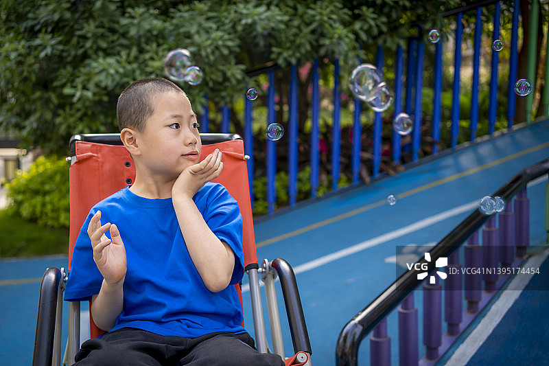 坐在轮椅上的残疾儿童图片素材