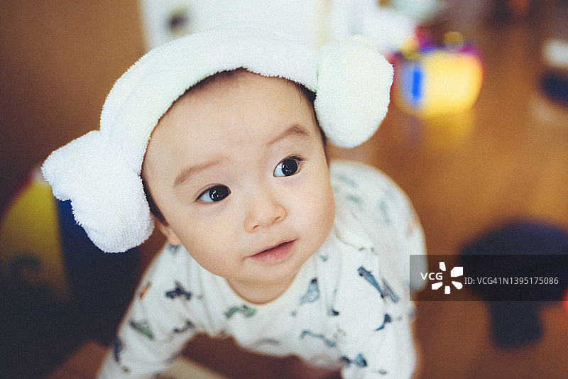 裹着毛巾的婴儿图片素材