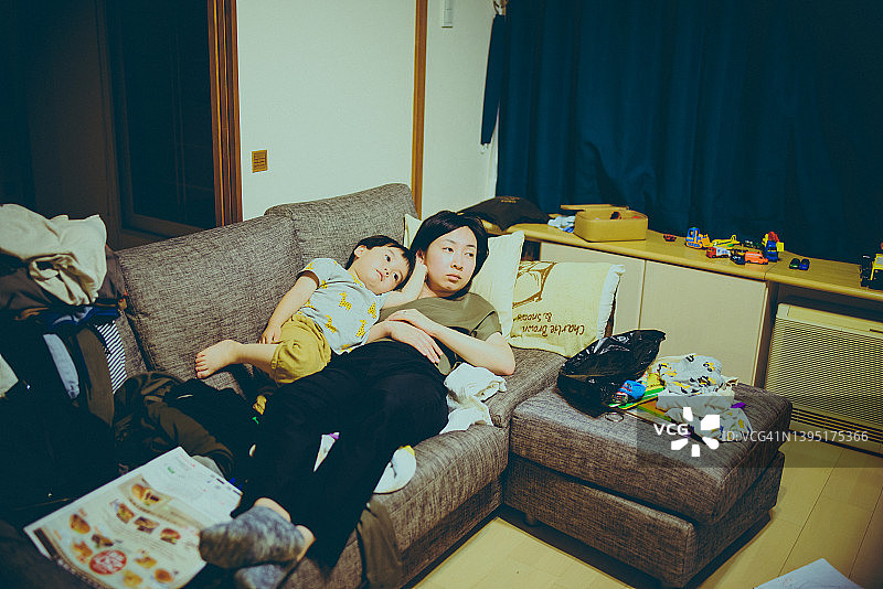 父母和孩子在沙发上睡觉图片素材