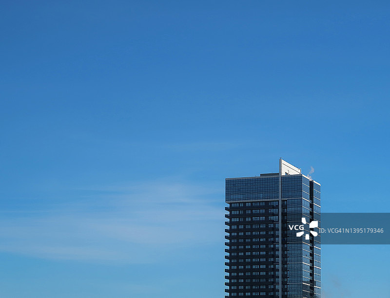 高层住宅楼顶层与蓝天图片素材
