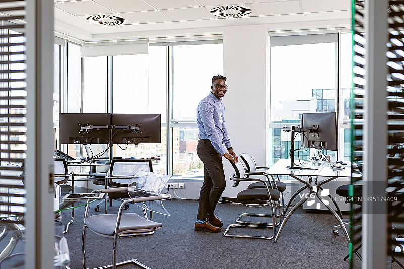 办公室前的黑人首席执行官图片素材