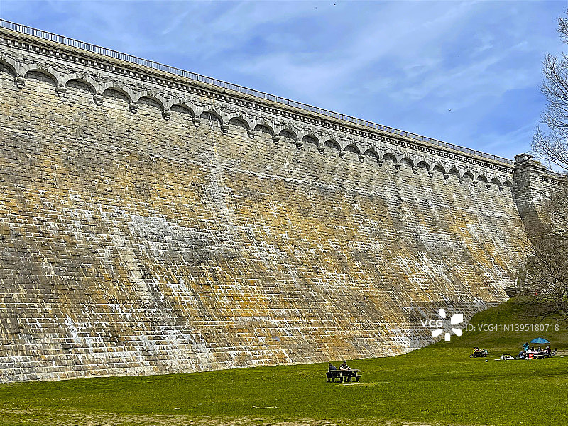 克罗顿水库和公园的高大石墙，位于克罗顿-哈德逊图片素材