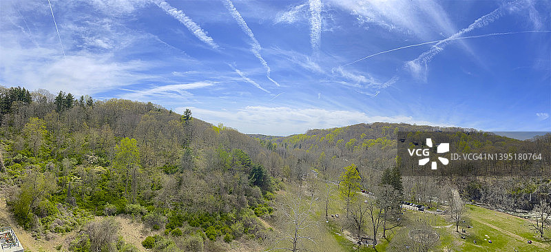 春天克罗顿-哈德逊山坡上空中的蒸汽轨迹图片素材