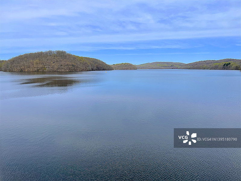 克罗顿-哈德逊的蓝色水域之上的水库和山丘图片素材
