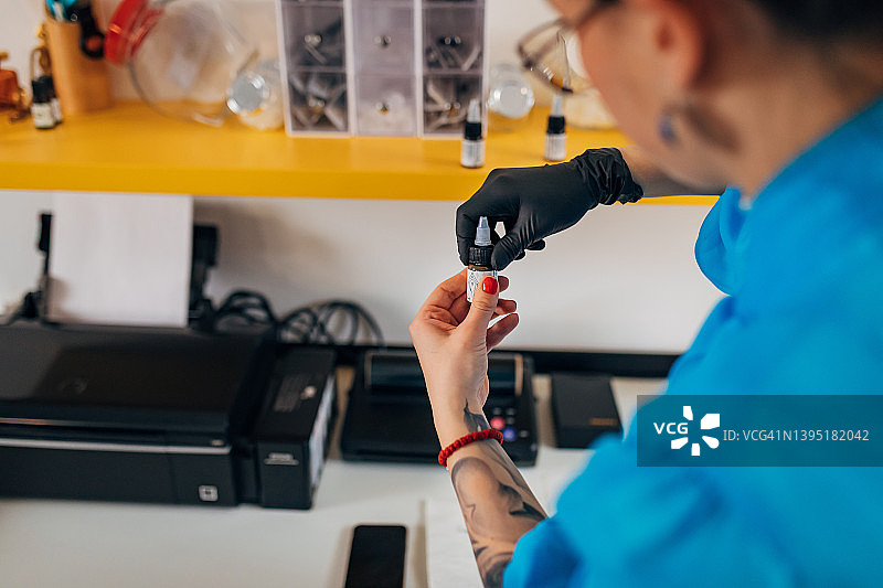 一位身份不明的美容师手持眉笔图片素材