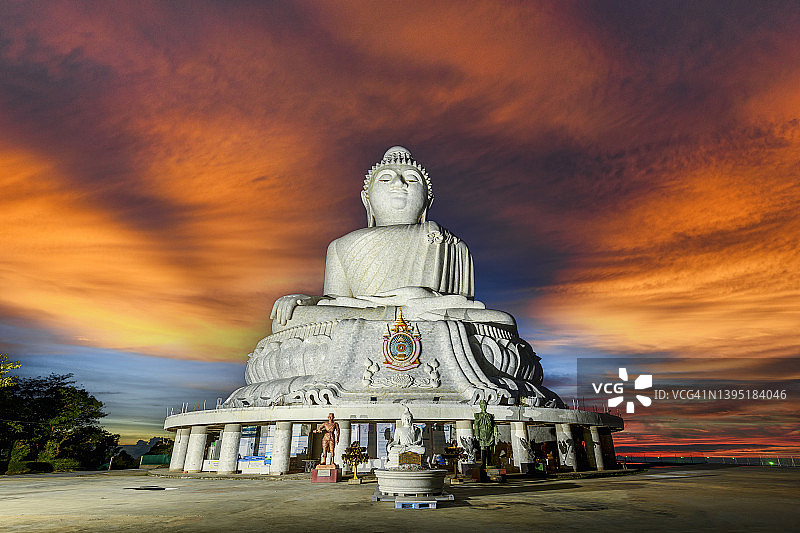 泰国普吉岛日落时分的大佛雕像图片素材