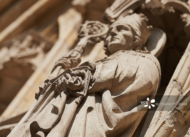 教堂入口处的圣马丁雕像图片素材