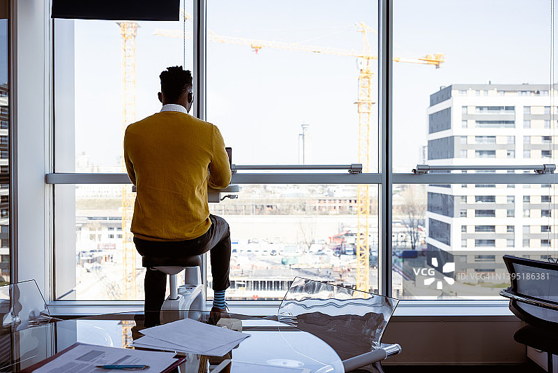 黑人首席执行官在他的现代豪华办公室工作图片素材