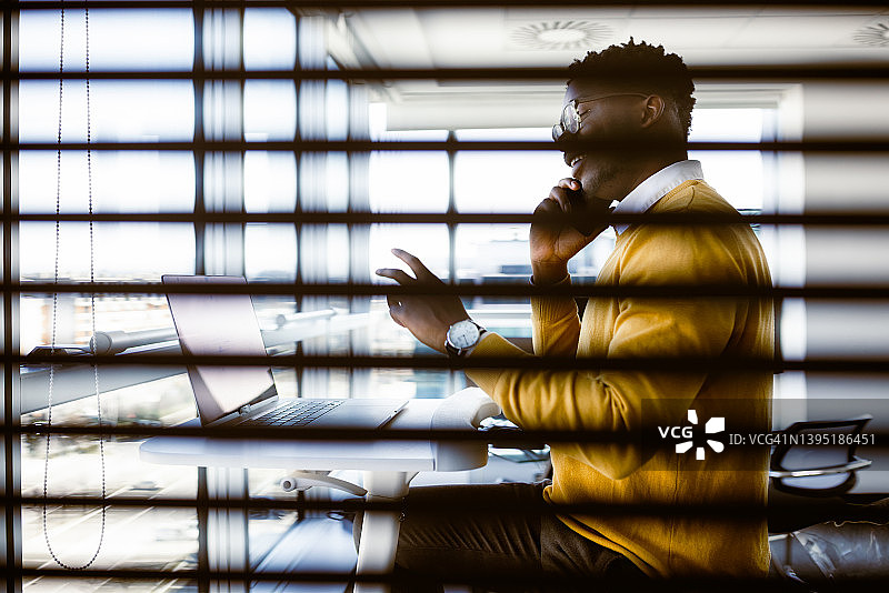 黑人首席执行官在他的现代豪华办公室工作图片素材