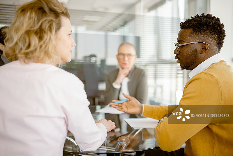 签订合同，投资者与承包商图片素材