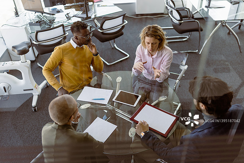 签订合同，投资者与承包商图片素材