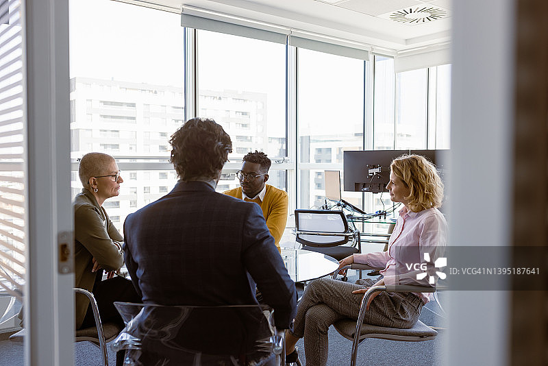 签订合同，投资者与承包商图片素材