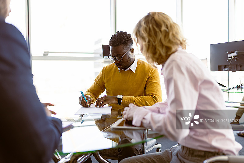 签订合同，投资者与承包商图片素材