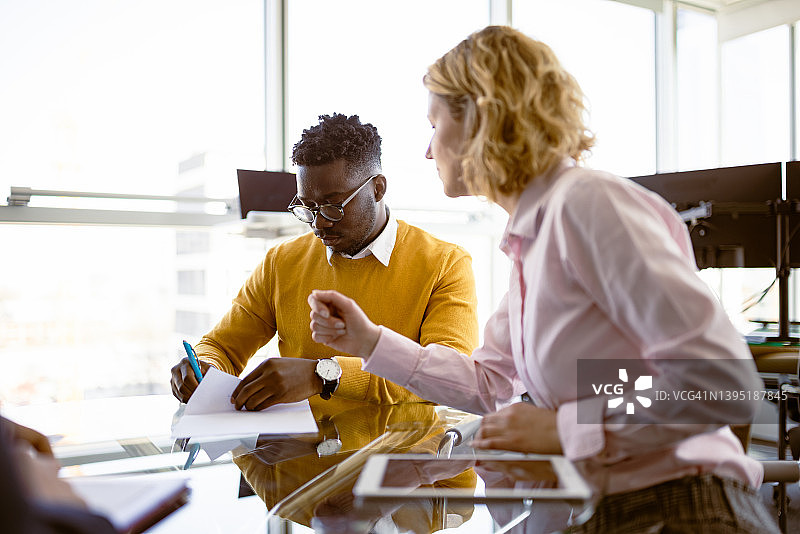 签订合同，投资者与承包商图片素材