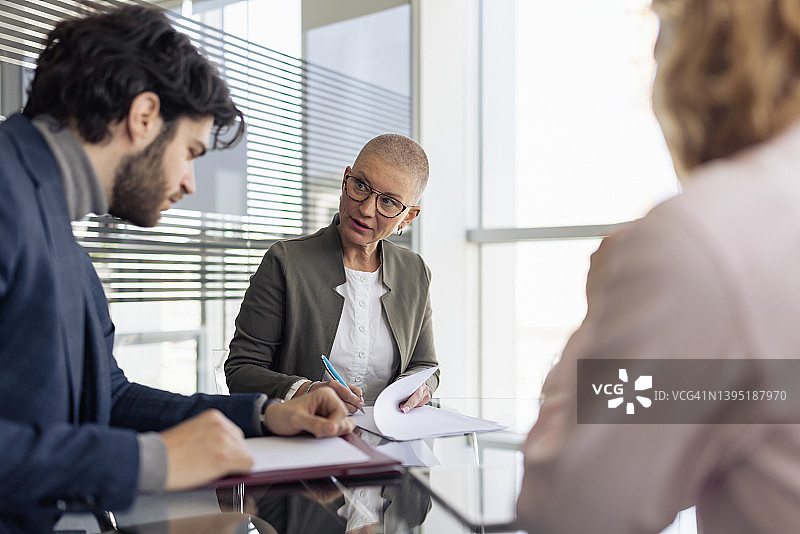 签订合同，投资者与承包商图片素材