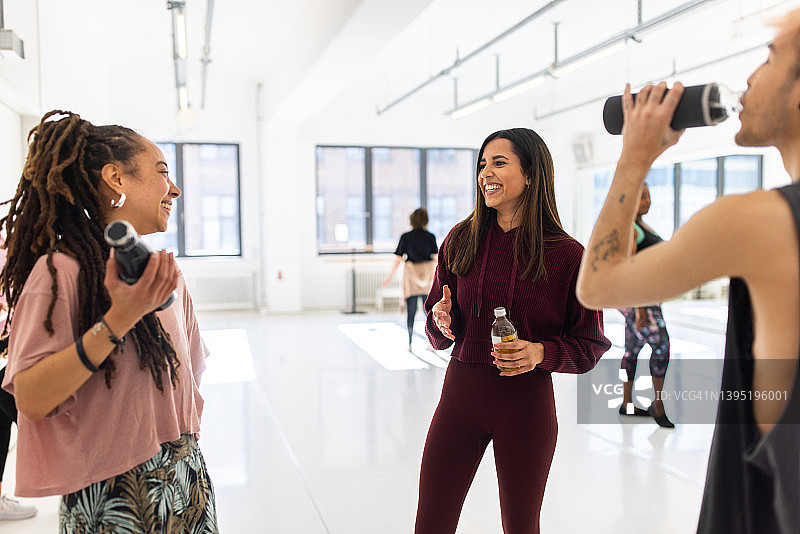 在舞蹈工作室休息的运动装女人图片素材