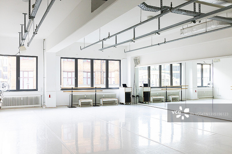 带有大镜子和窗户的健身工作室内部图片素材