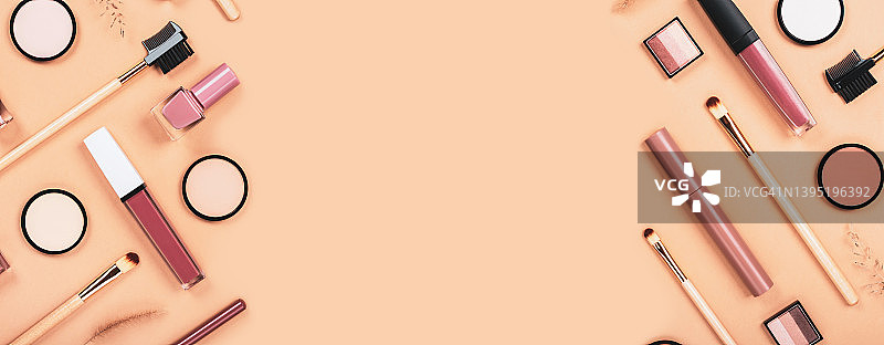 米棕色背景上的各种化妆配件：化妆品护肤品Banner图片素材