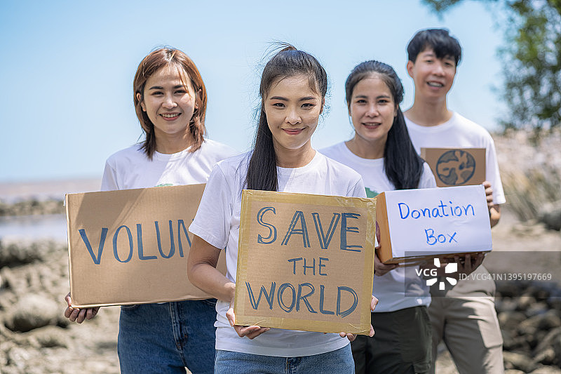 义工共同参与海岸垃圾清理，保护地球图片素材
