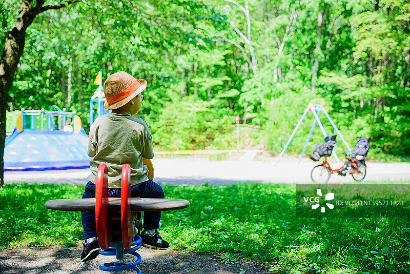 在公园里玩耍的孩子图片素材