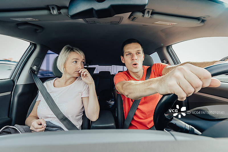 年轻夫妇高速驾驶汽车，购买新车后欣喜的司机图片素材