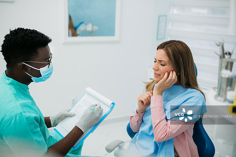 向医生抱怨牙痛图片素材