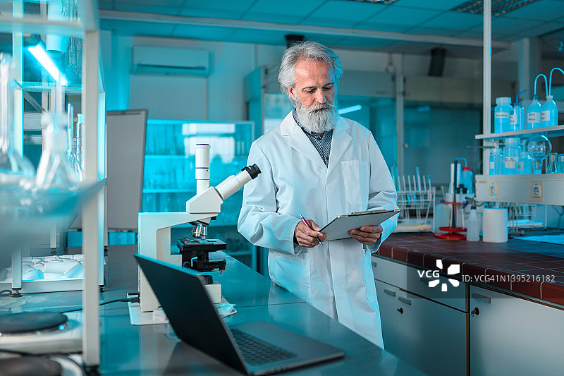 工作中年长的白人科学家图片素材