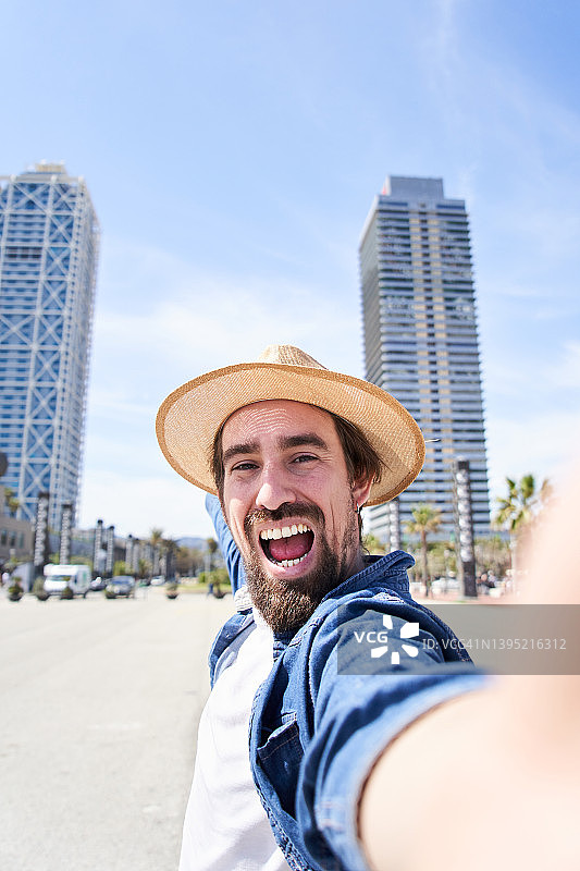 对着镜头张嘴自拍的快乐男人图片素材