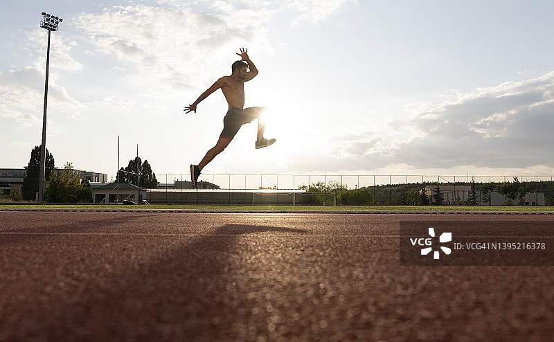 健康与健身概念：男子在锻炼期间进行短跑和跳跃运动图片素材