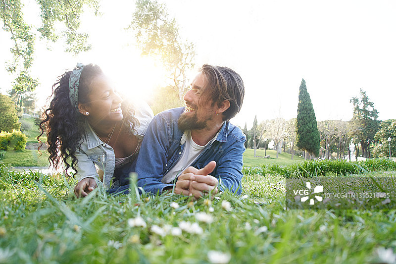 在订婚派对上的一对快乐的年轻跨种族夫妇的照片图片素材