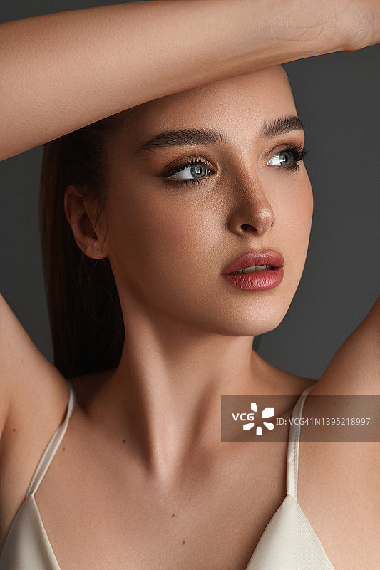 美丽女模特向外看的感性肖像图片素材