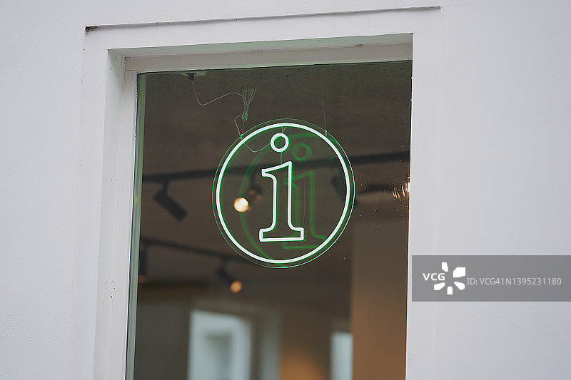 霓虹灯光中的信息图标图片素材