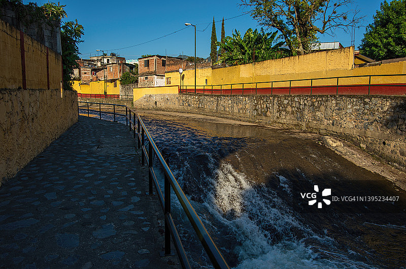 墨西哥韦拉克鲁斯州奥里萨巴河畔步道图片素材