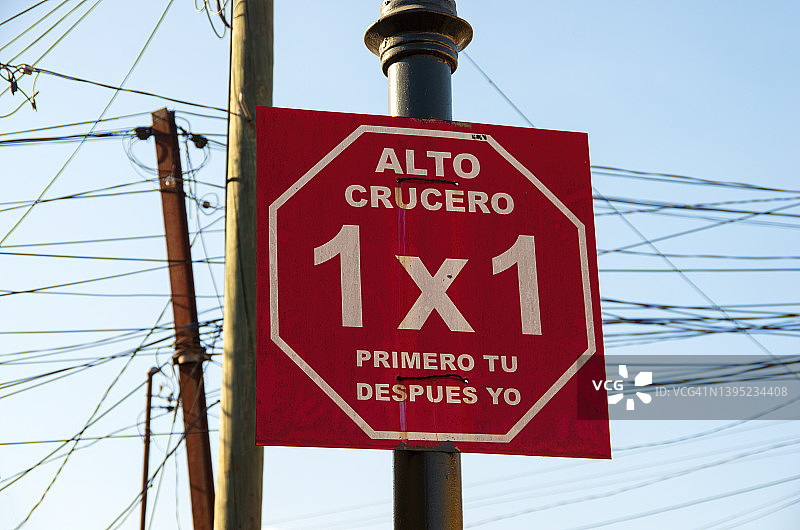 西班牙语道路警告标志：“停车让行，先你后我”图片素材